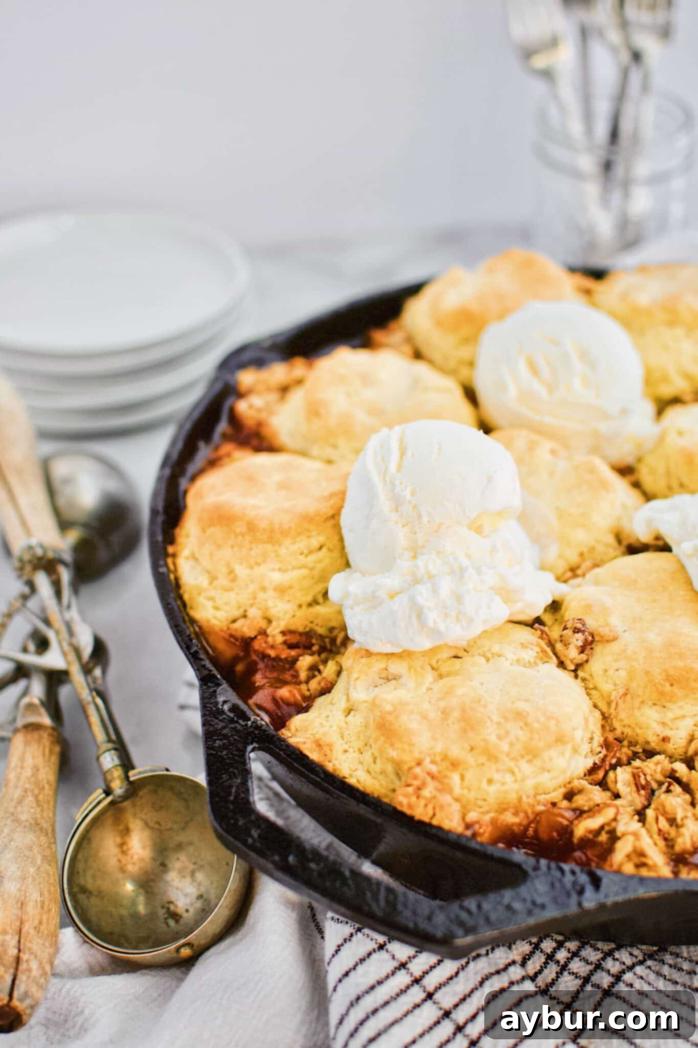 Rustic Skillet Peach Cobbler with Sweet Brown Sugar Crumble 1 featured 17320