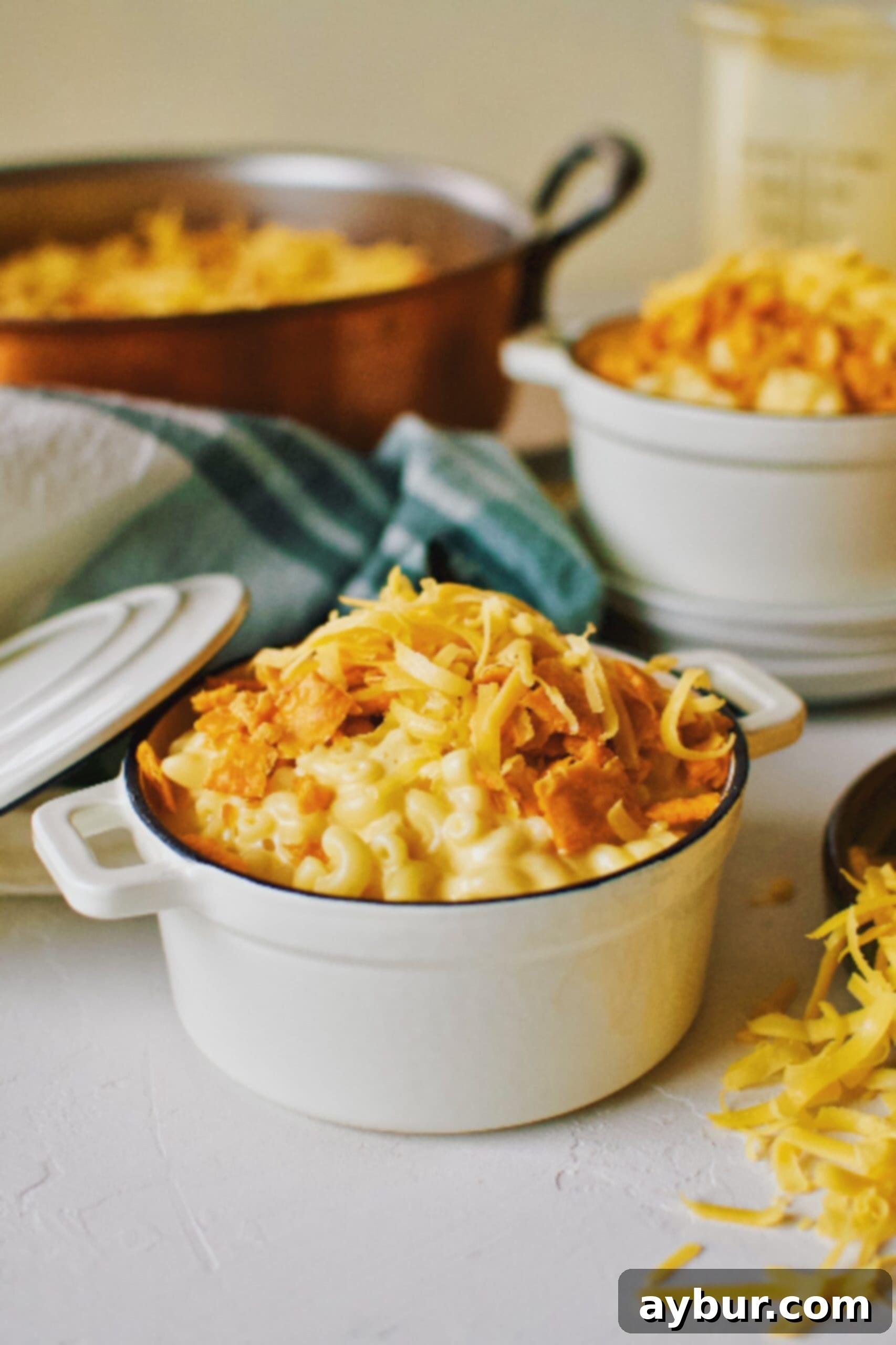 Velvety Golden Cheddar Sauce 6 Mini dutch ovens filled with Cheez-It mac and cheese, made with golden cheddar syrup, and topped with crunchy cheese crackers and melted cheddar cheese.