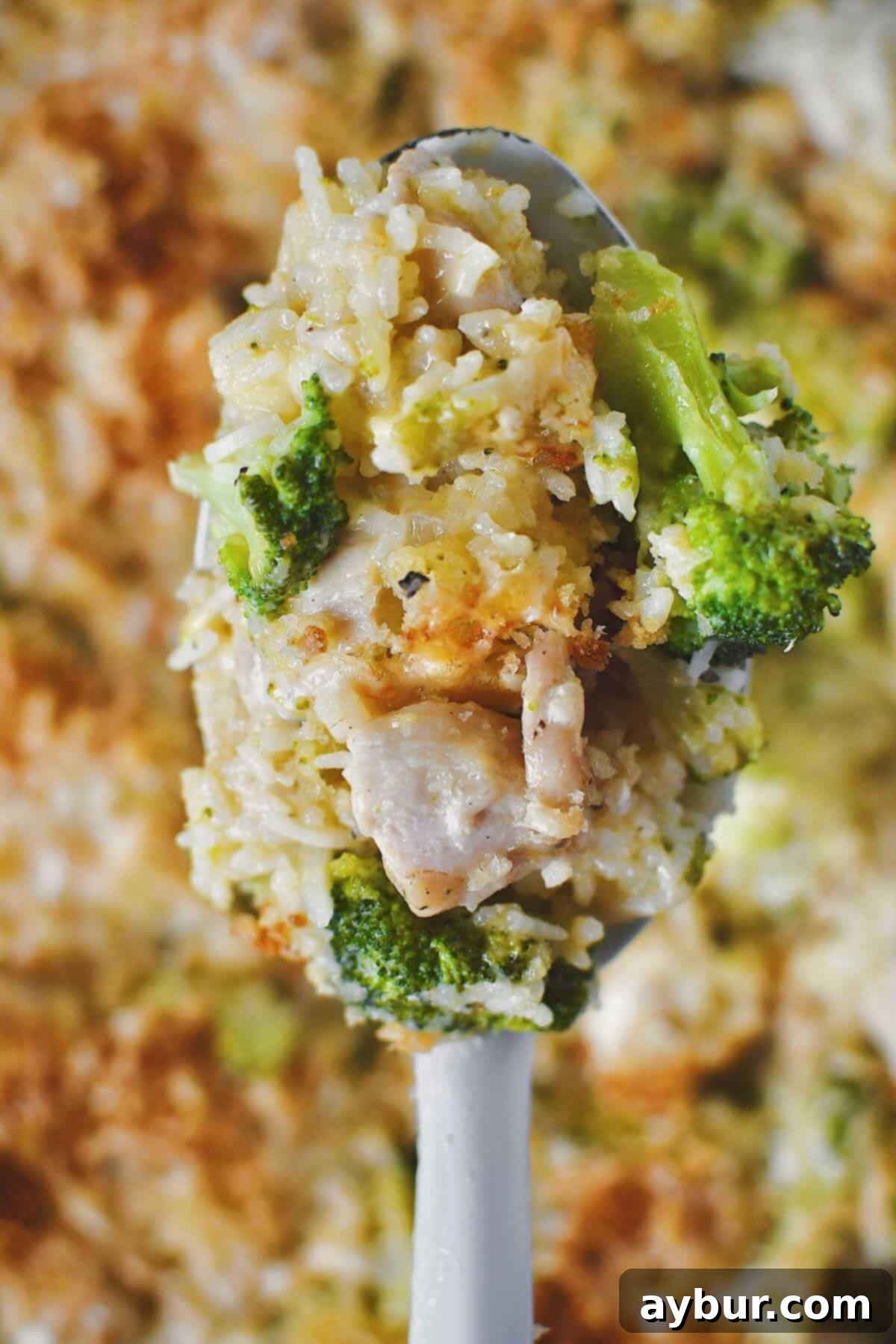 Fırında Tavuklu Brokoli Pilavı 2 A generous scoop of creamy, cheesy Chicken and Broccoli Rice Casserole, ready to be plated and enjoyed.