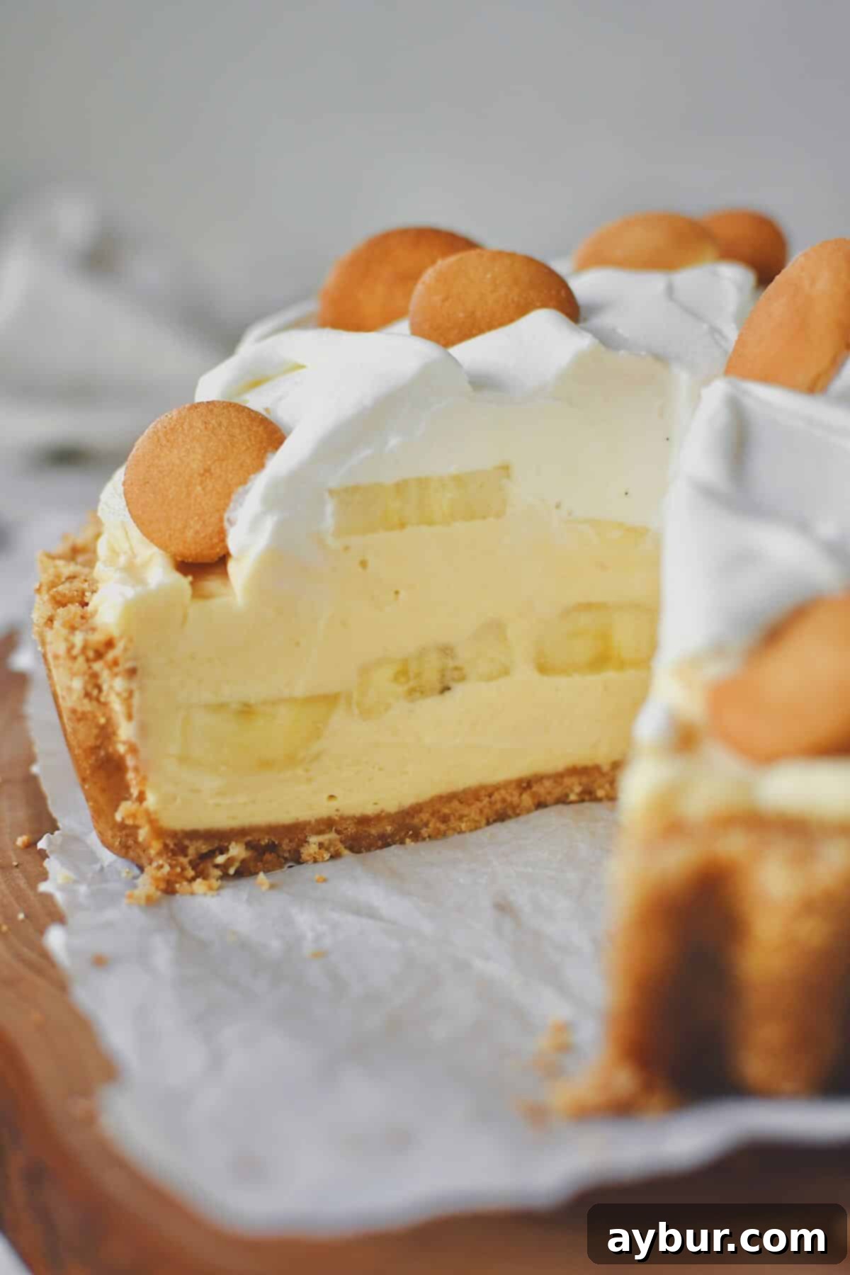A perfectly sliced Banana Pudding Pie revealing layers of creamy filling and fresh bananas, ready to be enjoyed.