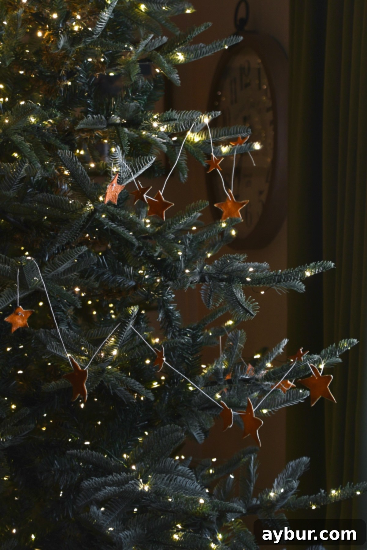 Fragrant Orange Star Garland 14 A festive Christmas tree adorned with a charming Orange Peel Star Garland, showcasing its natural beauty and how it integrates into holiday decorations.